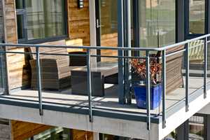BALKONG: Systemgulv med fliser kan brukes på terrasse, balkong og garasjeoppkjørsel. 