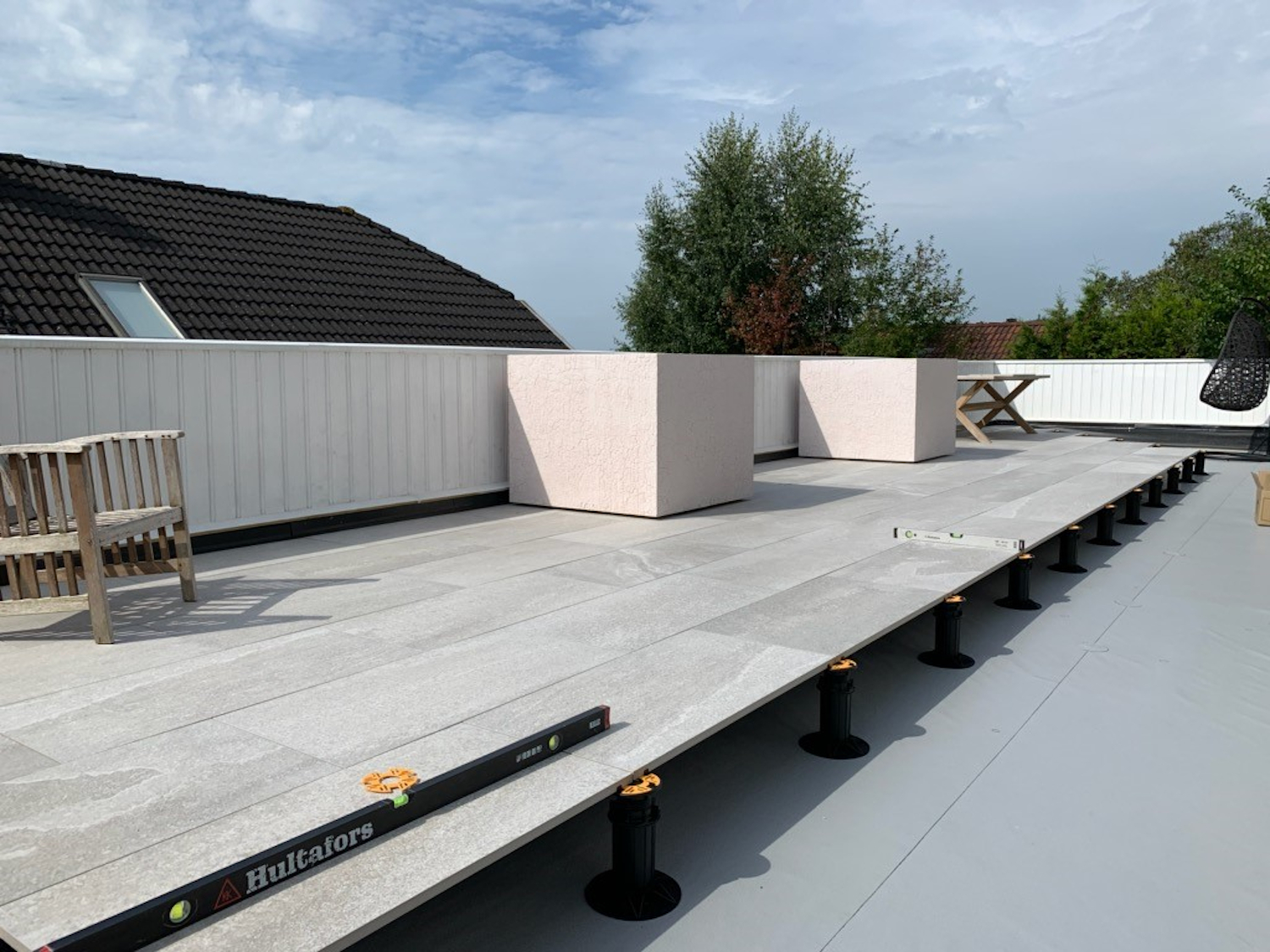 stor terrasse med fliser, systemgulv