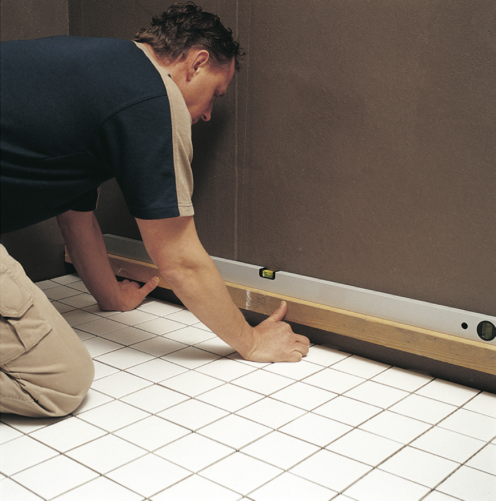 Slik legges fliser på veggene