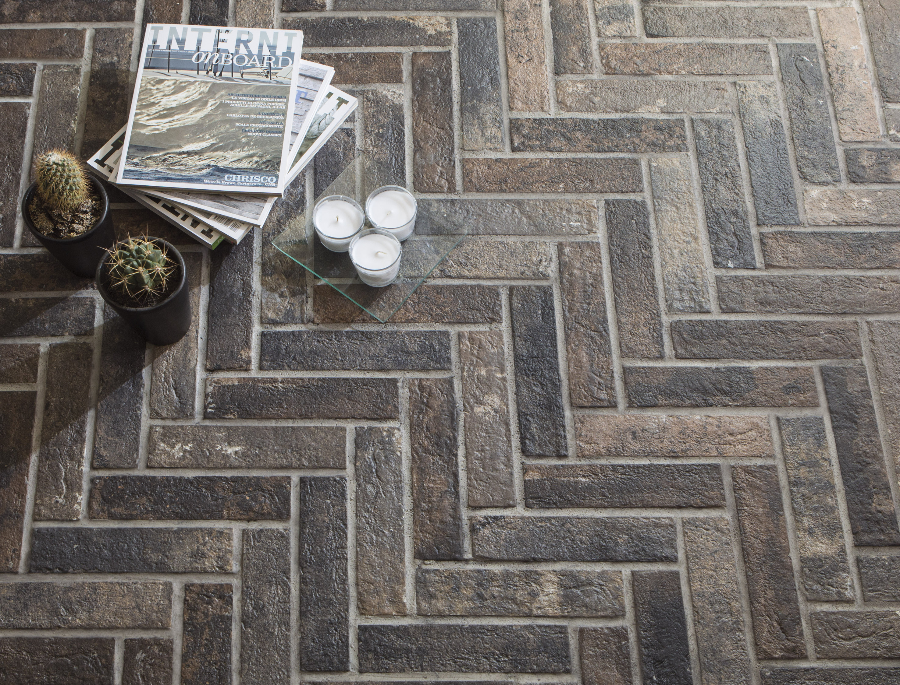 Keramiske fliser er nesten umulig &aring; slite ut, men oppleves kalde &aring; g&aring; p&aring; uten varmekabler. Foto: Golvabia