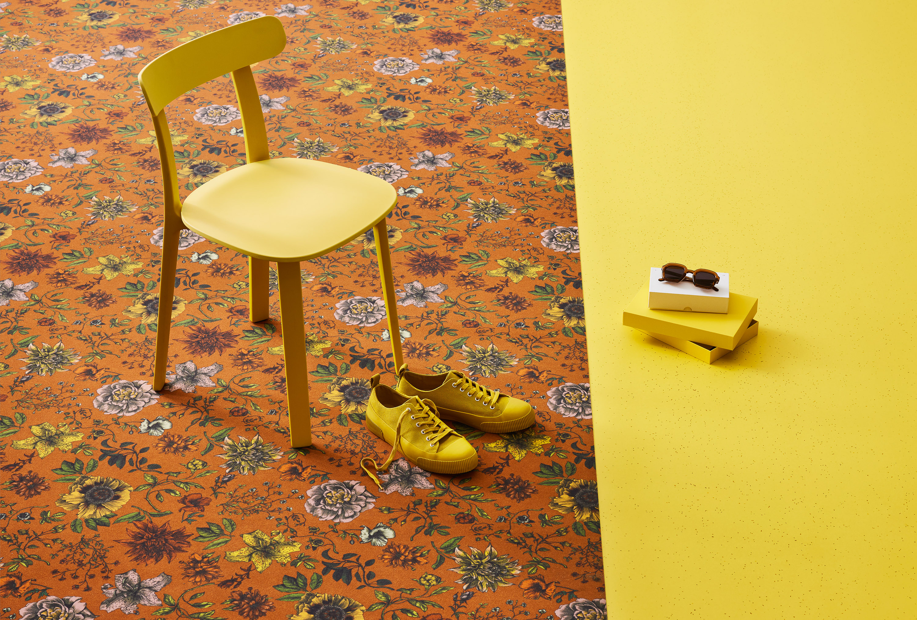 blomstrete teppe og gult gulv