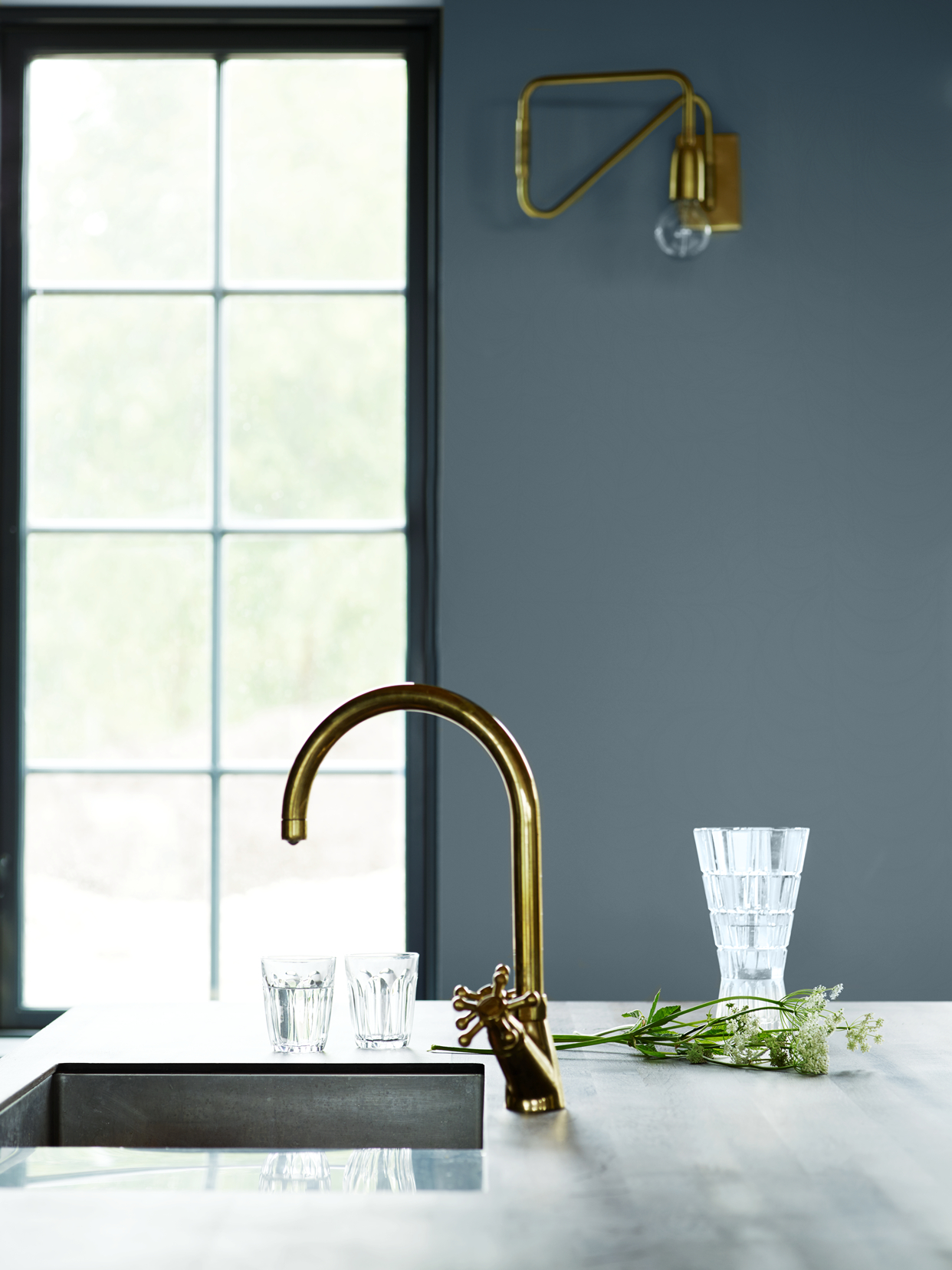 Lekre og stramme detaljer, og en vakker farge på veggen. Et kjøkken speiler gjerne menneskene som bor der.