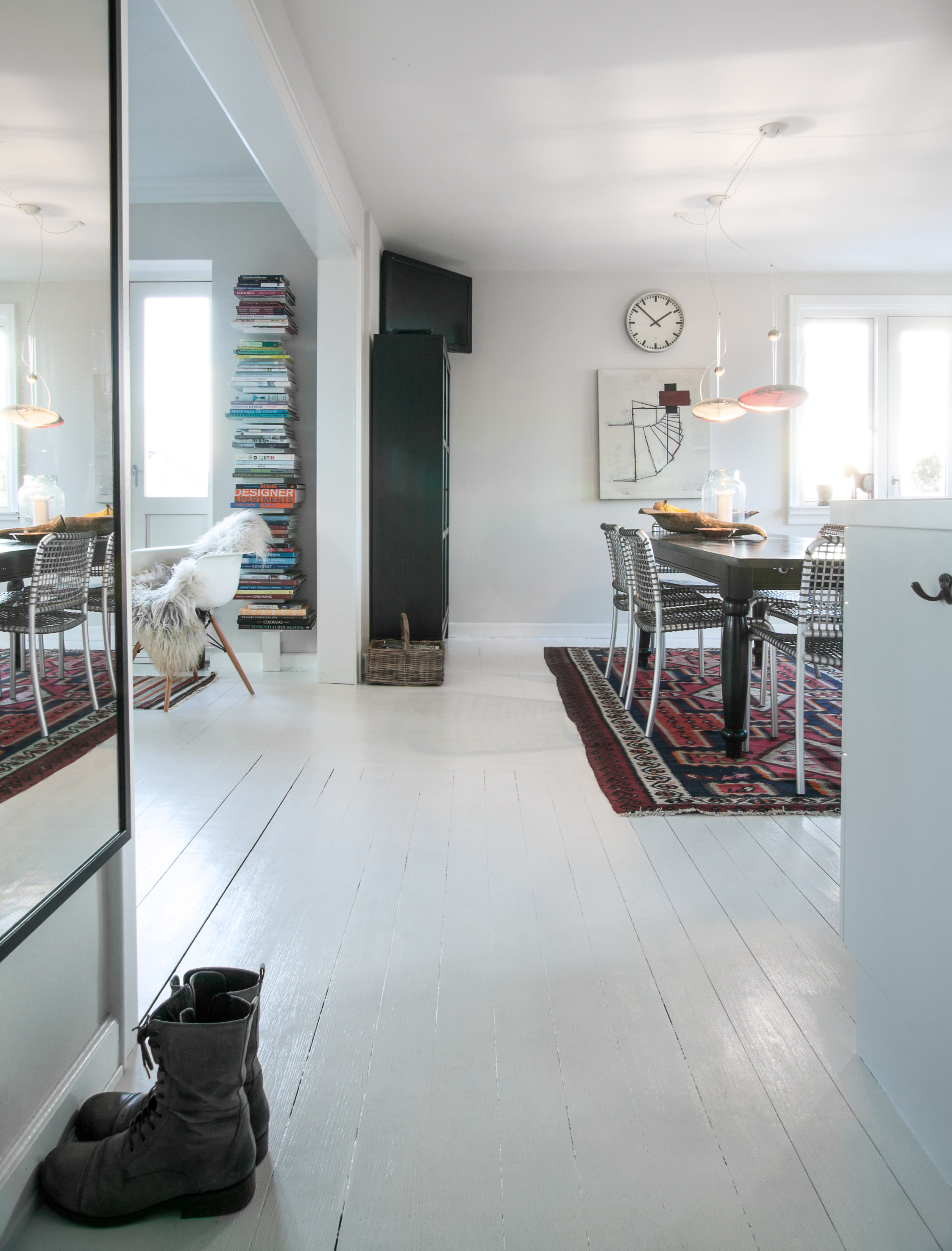 Gulvet er slipt og påført Flügger Interior Stop Primer, samt to strøk Flügger High Finish Interior, glans 90. 