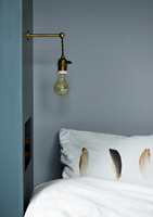 Sover du best når det er rent og enkelt rundt deg? Blått er en farge mange foretrekker på soverommet. Kombiner flere blåtoner for å bryte med det monotone.
