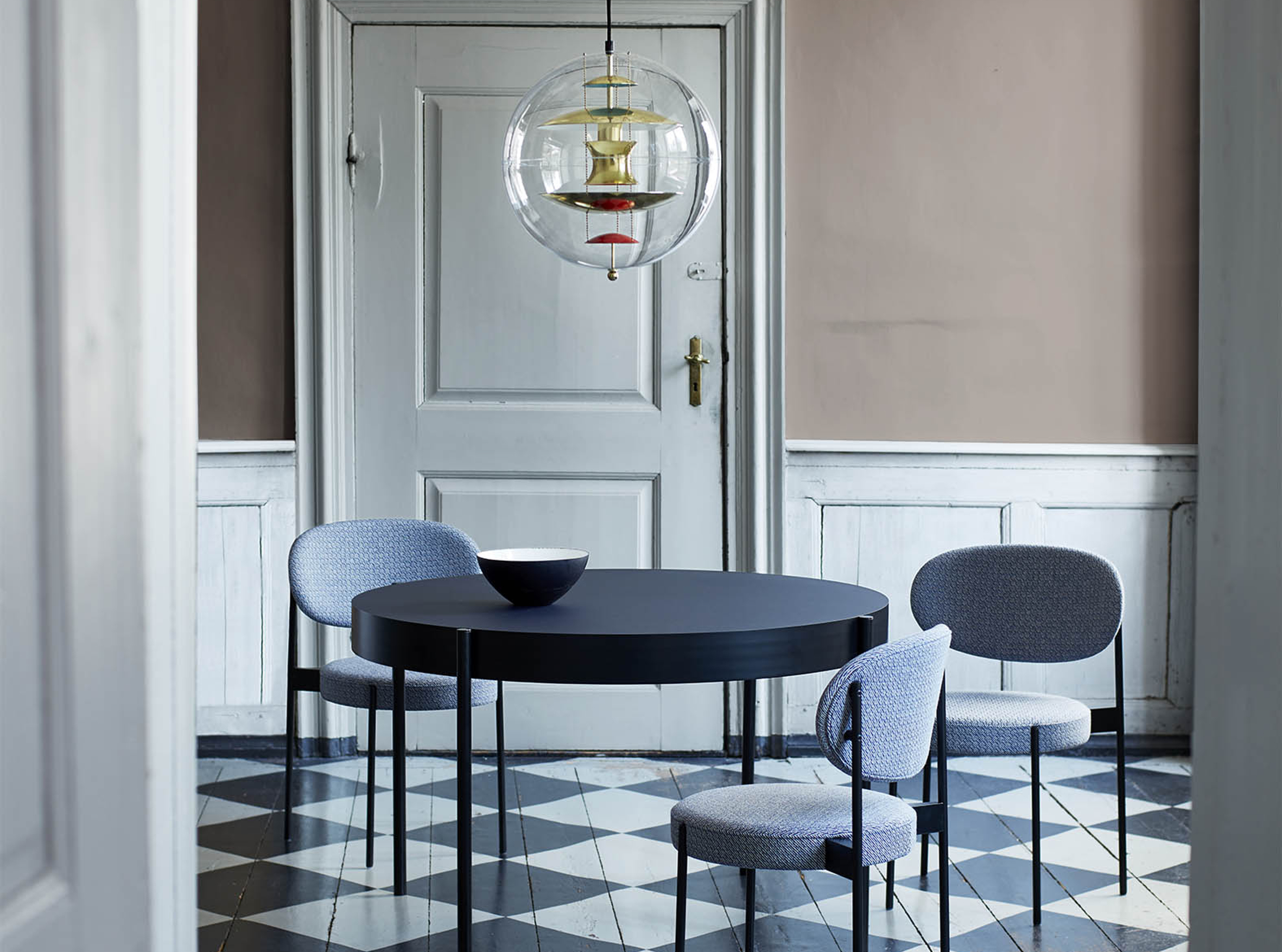 Hyllest til en fargerik designer