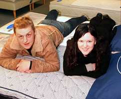 Irina Eigum (20) og Tore Johan Hansen (20) skal kjøpe dobbeltseng på januarsalget. - Jeg trenger mye søvn og syns det er viktig med ei skikkelig seng, sier Irina Eigum.