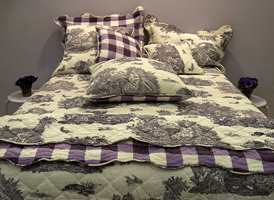 Ornamentale mønstre er det også i dette sengesettet. Tilnærmet sort/hvitt med innslag av lilla. (Elsa C.)