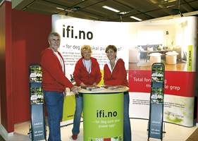 IFI (Informasjonskontoret for farge og interiør) på sin fargerike stand. Fra venstre Øistein Lie, Vera Fogh og Bjørg Owren. 
