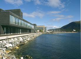 Byene tar i mye større grad i bruk sjøsiden til offentlige miljøer - så også i Tromsø: Ut mot Tromsøsundet har Hålogaland Teater åpnet sine dører.