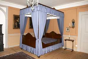 Kongens soveværelse, med brystninger og strekdekor; veggene er malt med linoljemaling.  