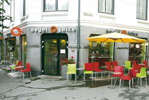 Fargebruken er slående i Bagel & Juice Cafe på Frogner i Oslo, et helt gjennomført prosjekt hvor interiørarkitekt var ute etter friskheten og fruktheten.