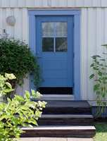 En blålig fargesetting på både dør og dørlist, men i forskjellige nyanser.