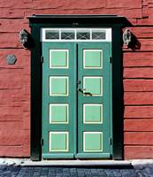 Et veldig klassisk inngangsparti, men hvor det er våget litt med farger. Det er to forskjellige grønnfarger på den dekorative dør.