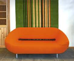 Teppeutstilling hos Gulvex. Orange er trendfarge - også på møbler.