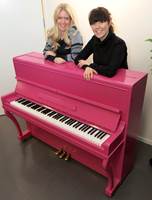 Pianoet fant de gratis på Finn.no. Da var det brunt og trist. Nå er det rosa. – Ungene er helt ville etter å spille på det, sier eierne av Showskolen, Guro (t.v) og Marte Helleseter. 