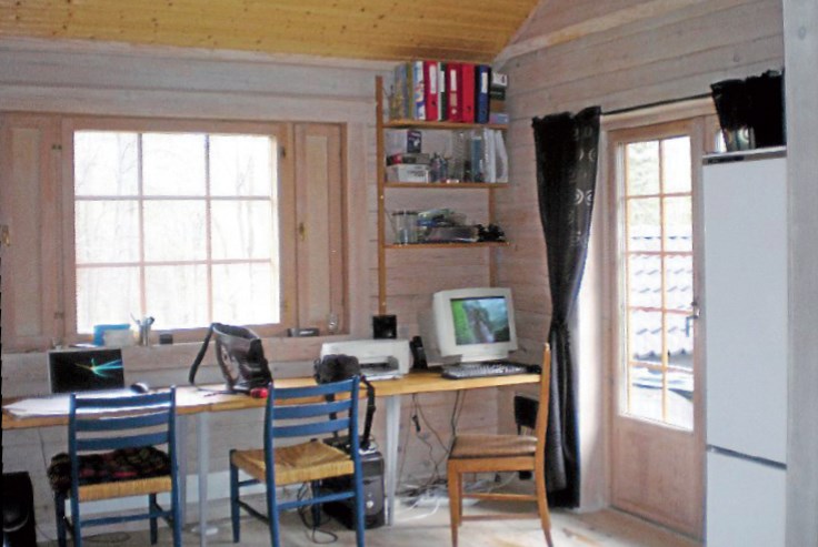 Før – med gulnet tak og en gang lysnede vegger som var blitt skjoldete, og åpne vegghyller som ga et noe rotete inntrykk. 