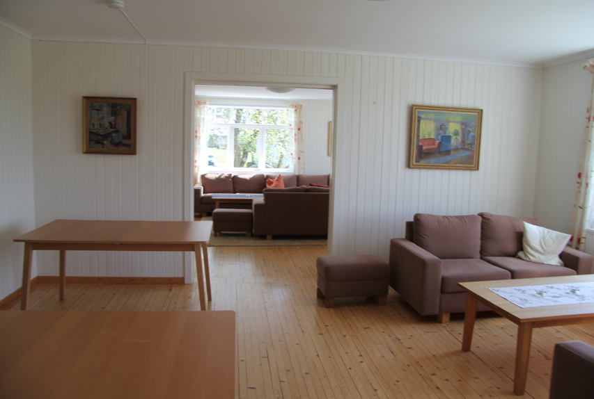 Alle stuene hadde hvitaktige vegger, og ingen gjester kommenterte fargene.