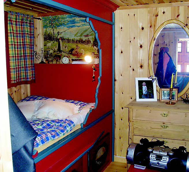 Gulnede vegger og kraftige farger skapte et noe urolig uttrykk. 