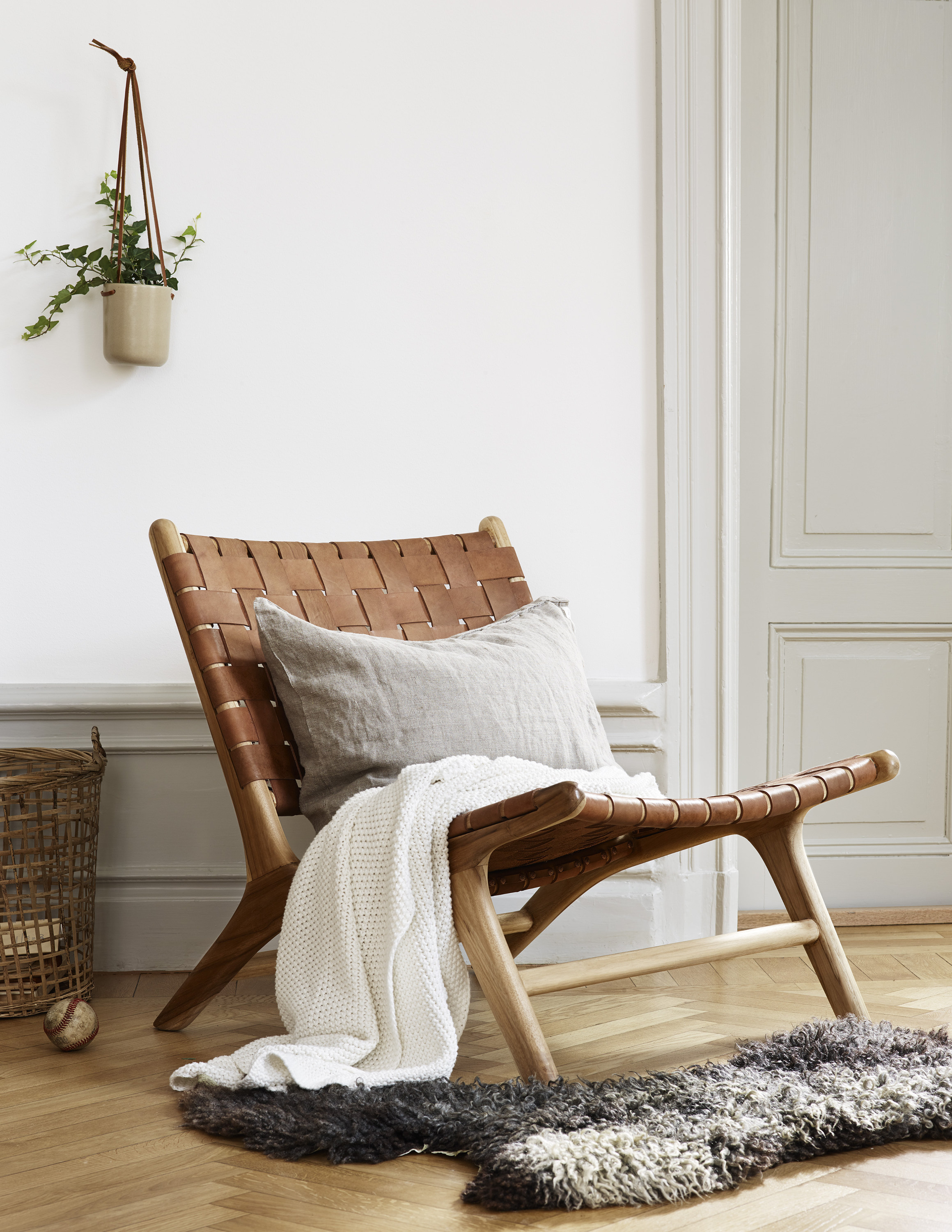  BÆREKRAFT: Stilren og sparsom, bærekraftig og lokal, økologisk garvet skinn og ull. Fargemessig ser vi grått, svart og varm beige.