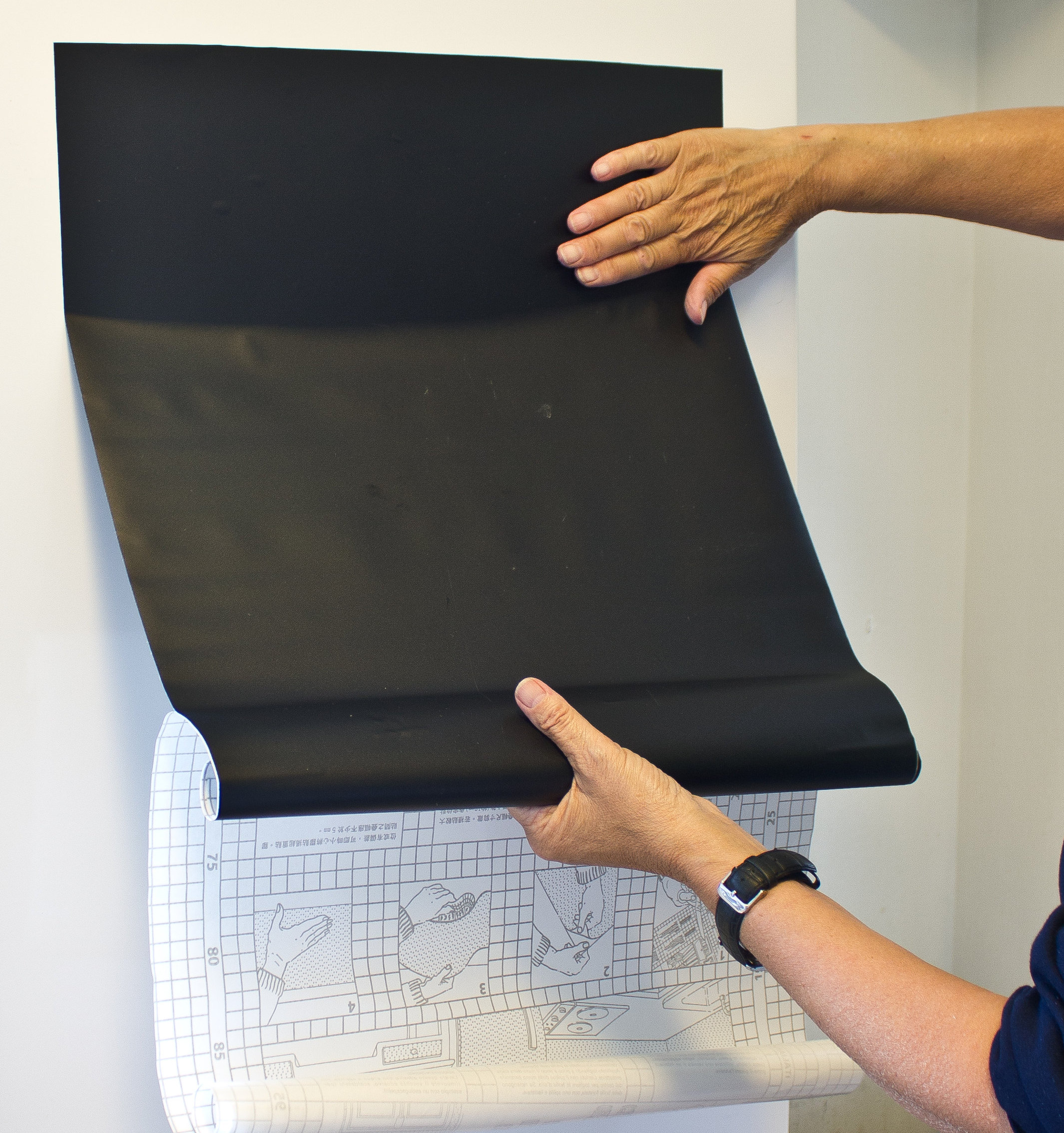 Selvklebende tavlefolie er enkel å feste, og er både praktisk og kul på barnerommet.