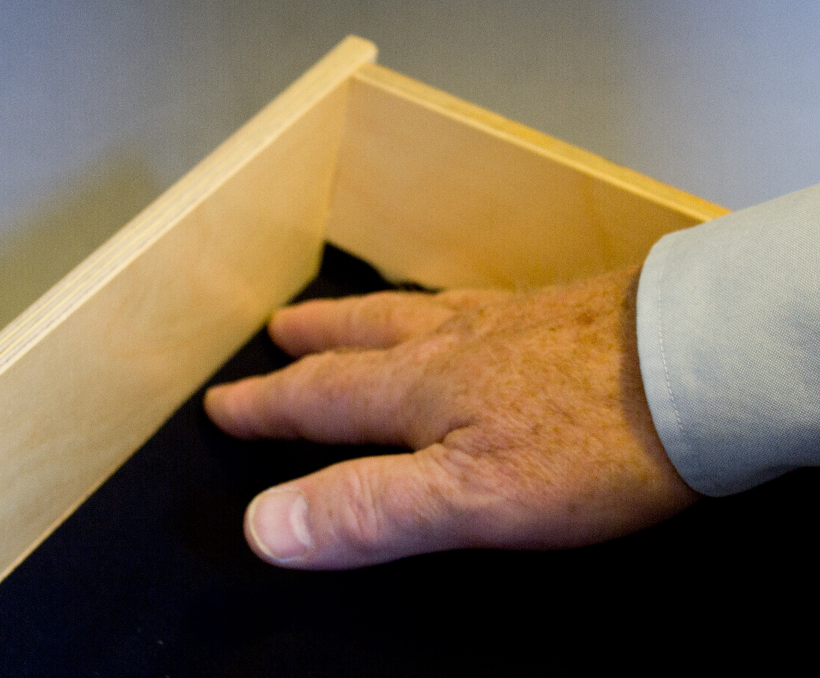 GRADVIS: Dra av beskyttelsespapiret gradvis mens du fester folien i skuffen.