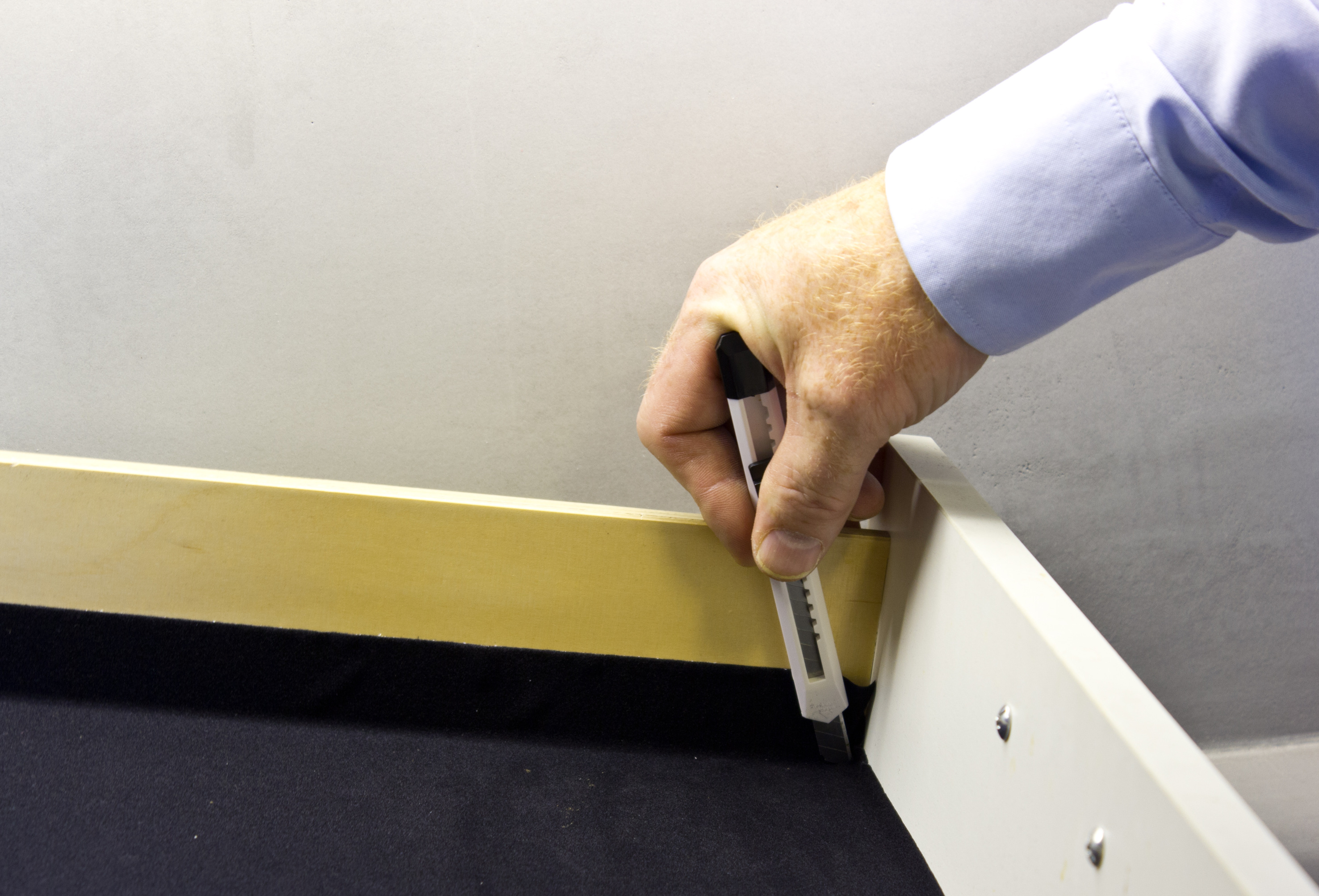 SNART KLAR: Finskjær langs kantene med kniven for den siste finishen. 