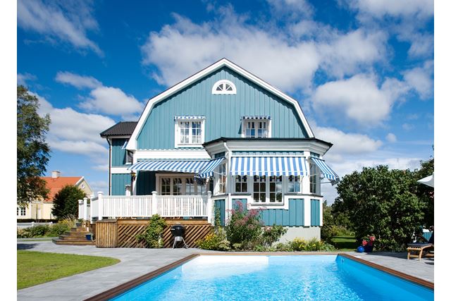 blått hus med svømmebasseng