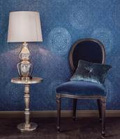 <b>TON-I-TON:</b> En blåmønstret vegg kombinert med ensfargede tekstiler og møbler i blått og grått, gir en rolig og elegant helhet. En mørk blå fondvegg kler godt følge av blågrå vegger. (Foto: Borge)