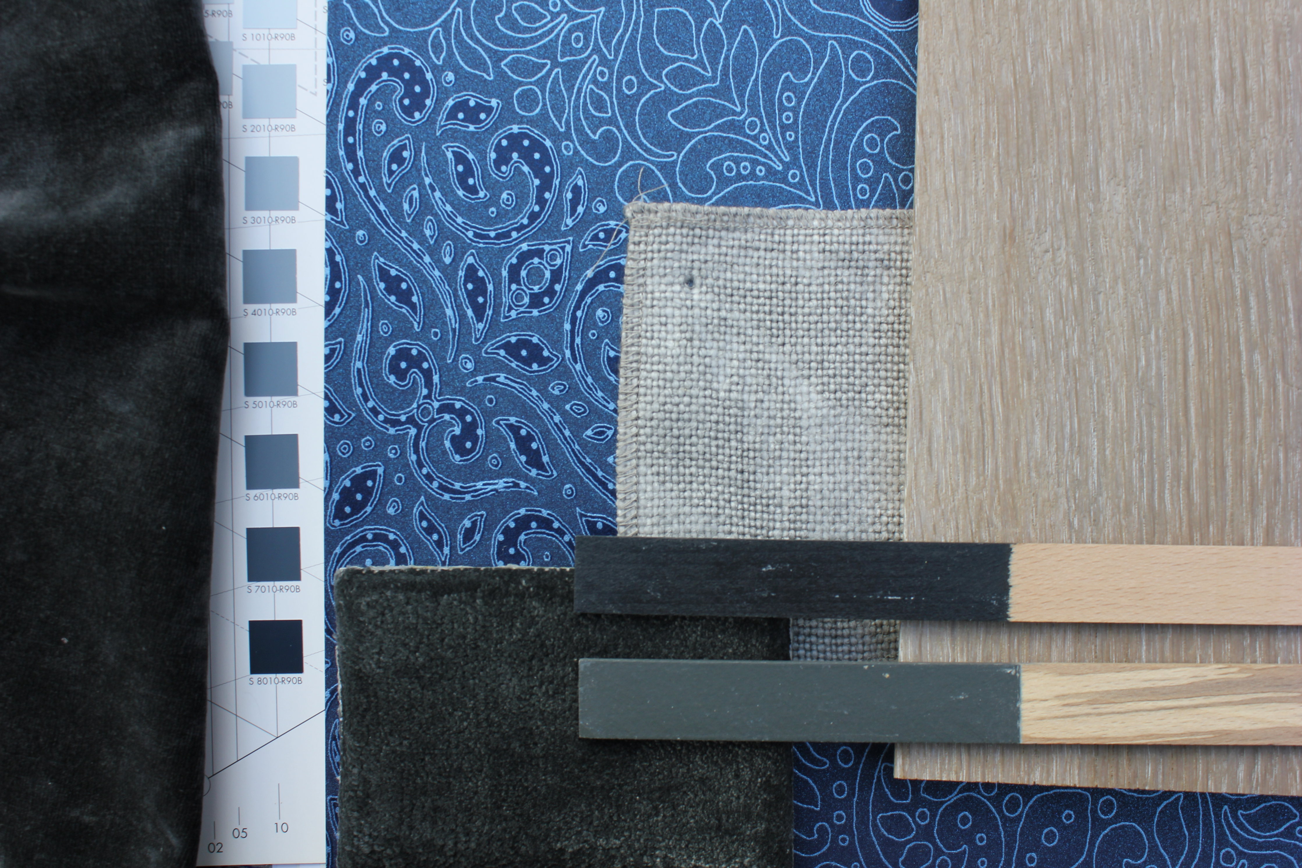 Ton-i-ton og ensfarget fondvegg