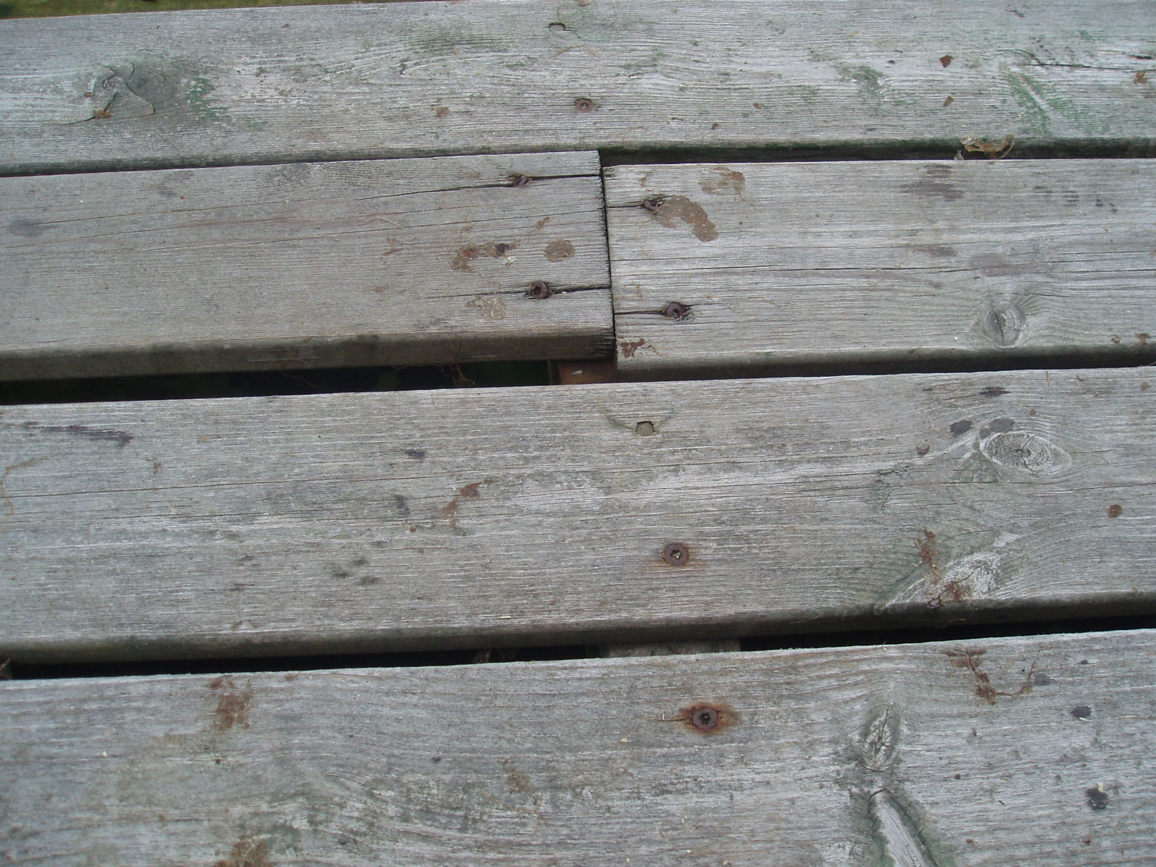 Spiker og skruer har begge sine ulemper. La heller terrassen vise seg fra sitt beste når sommeren kommer.