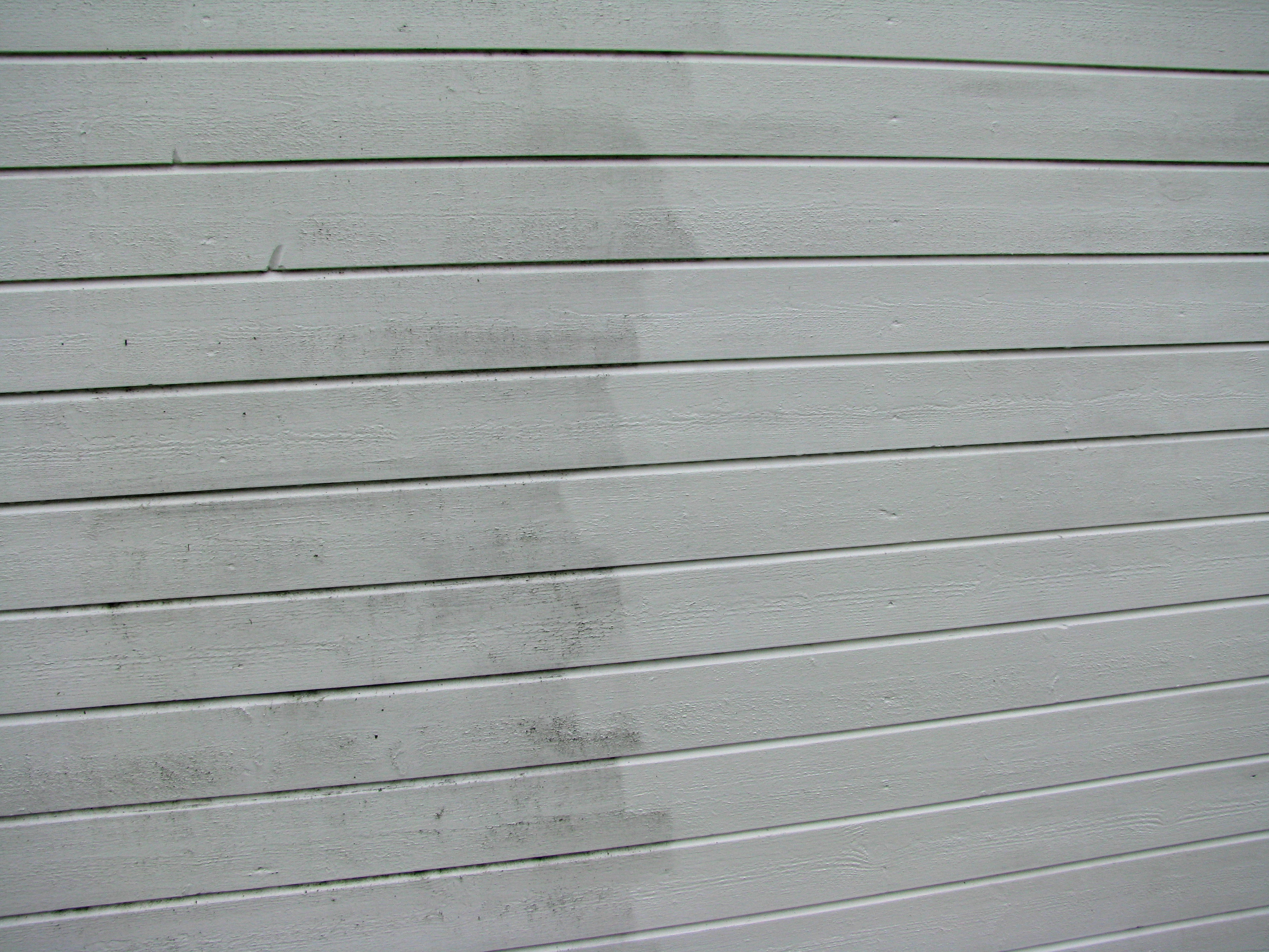 Her er halvparten av veggen vasket. Forskjellen taler for seg: litt såpe og vann så er veggen som ny og sommeren kan nytes.