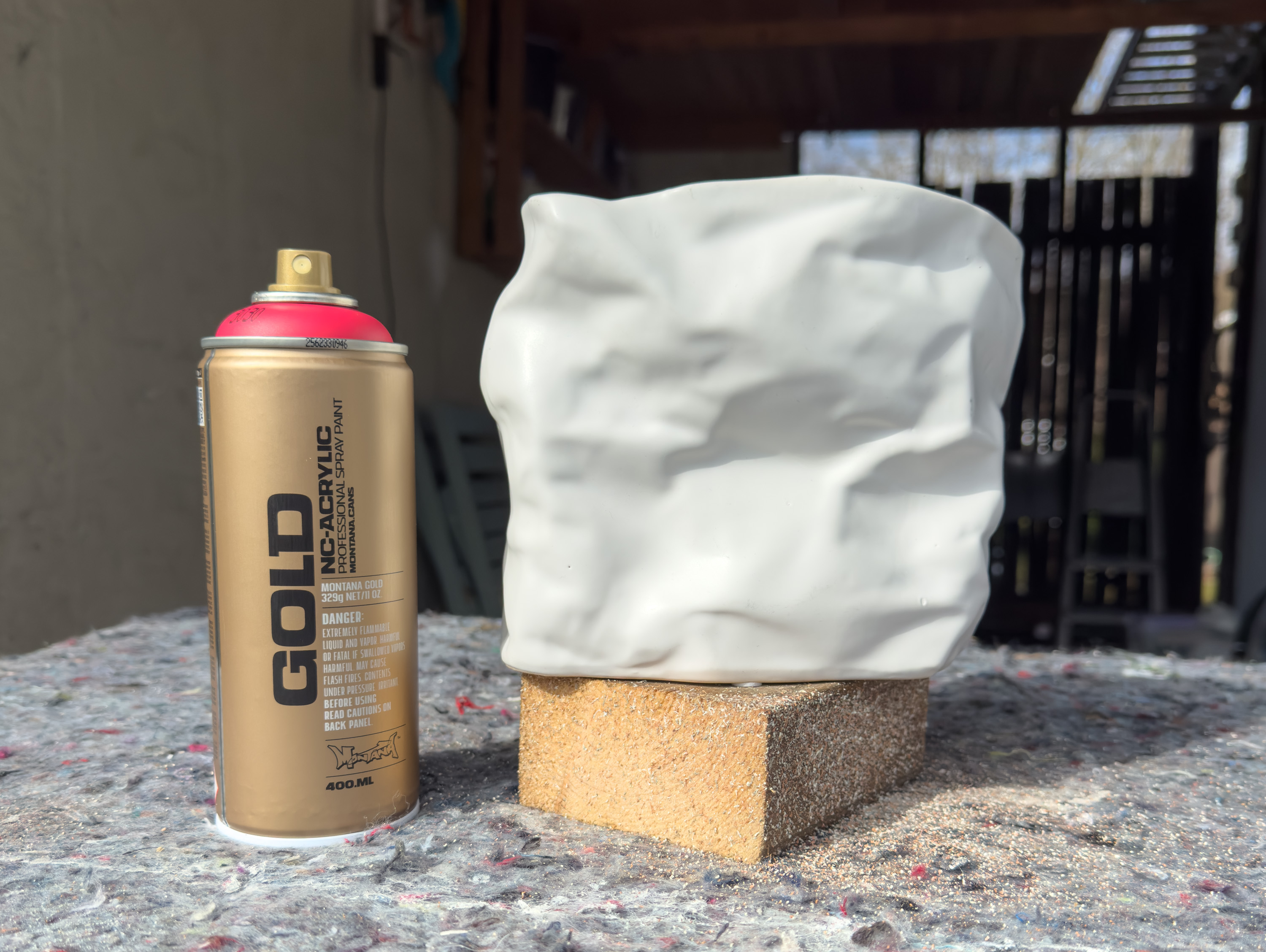 Bringebærfarge, hvit blomsterkrukke