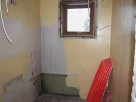 Før: Badet på ca. 3 m2 hadde få muligheter grunnet et stort vindu midt på veggen.
