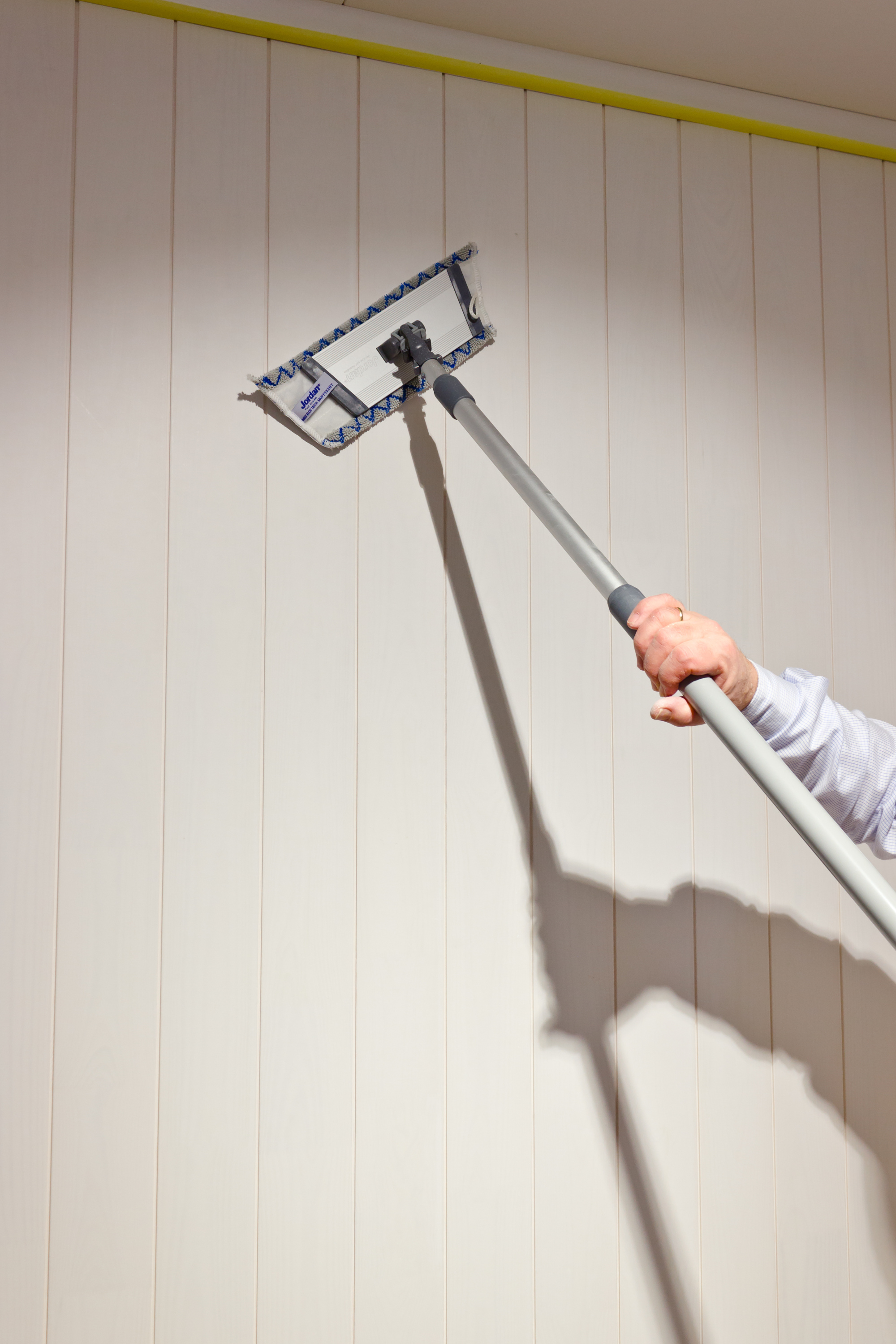 MIKROFIBERMOPP:  Bruk en tørr mikrofibermopp til å fjerne alt støv fra underlaget. Foto: Chera Westman/ifi.no