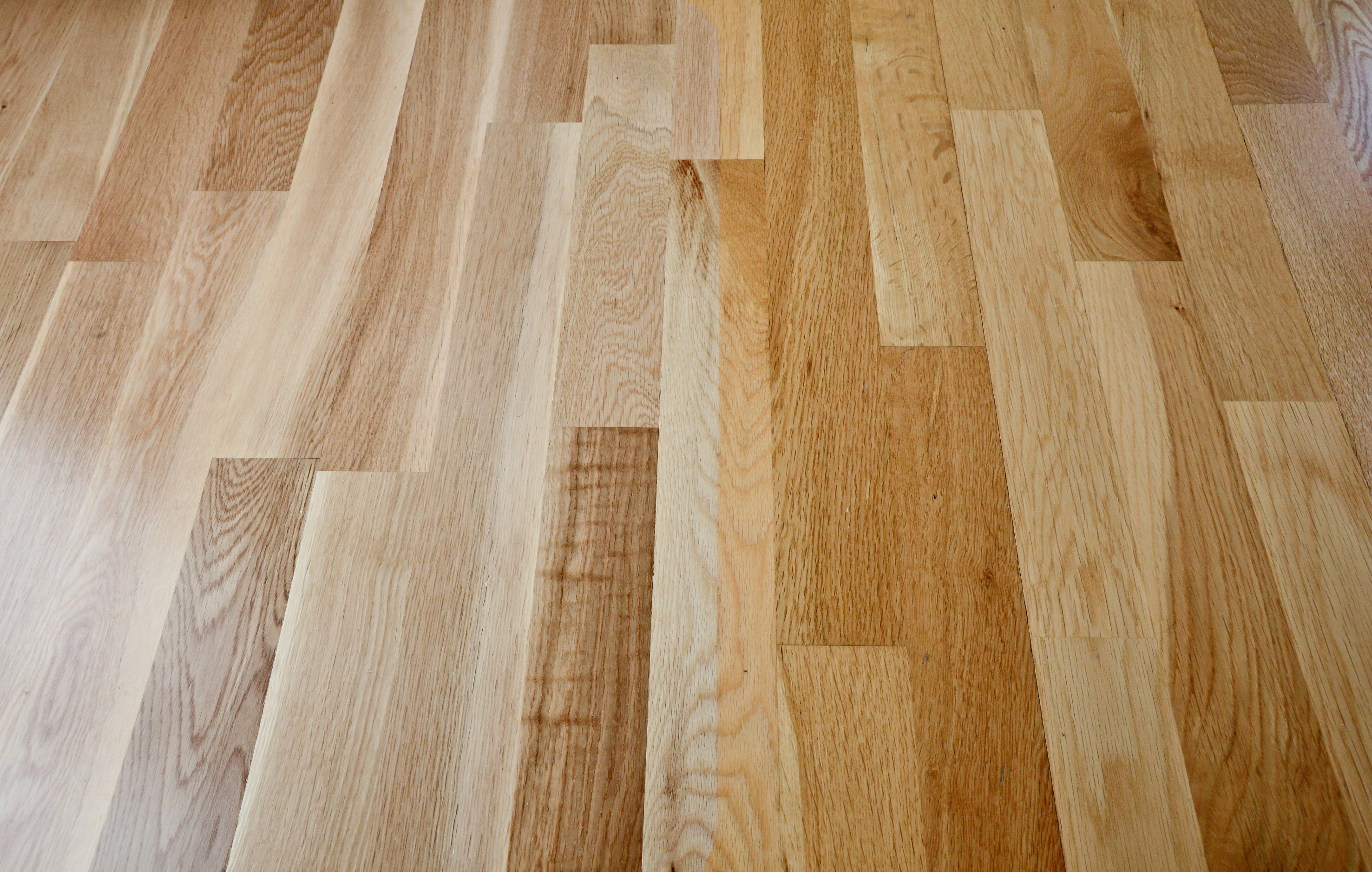 F&oslash;r oppussing: et velkjent syn for mange, gulvet har gulnet. Kun en del som har v&aelig;rt tildekket har opprinnelig farge.