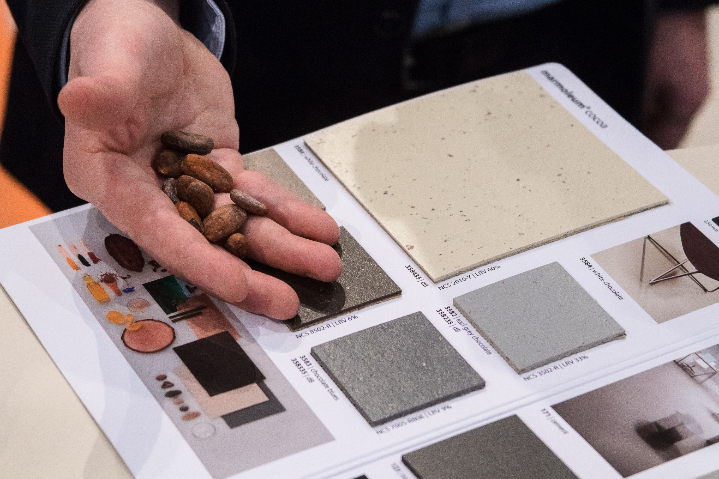 SØTE FRISTELSER: Jens Puda fra Forbo Flooring tar vare på skallet fra kakaobønner. – De bruker vi i våre nye linoleumsgulv som heter «Marmoleum Cocoa», sier han.