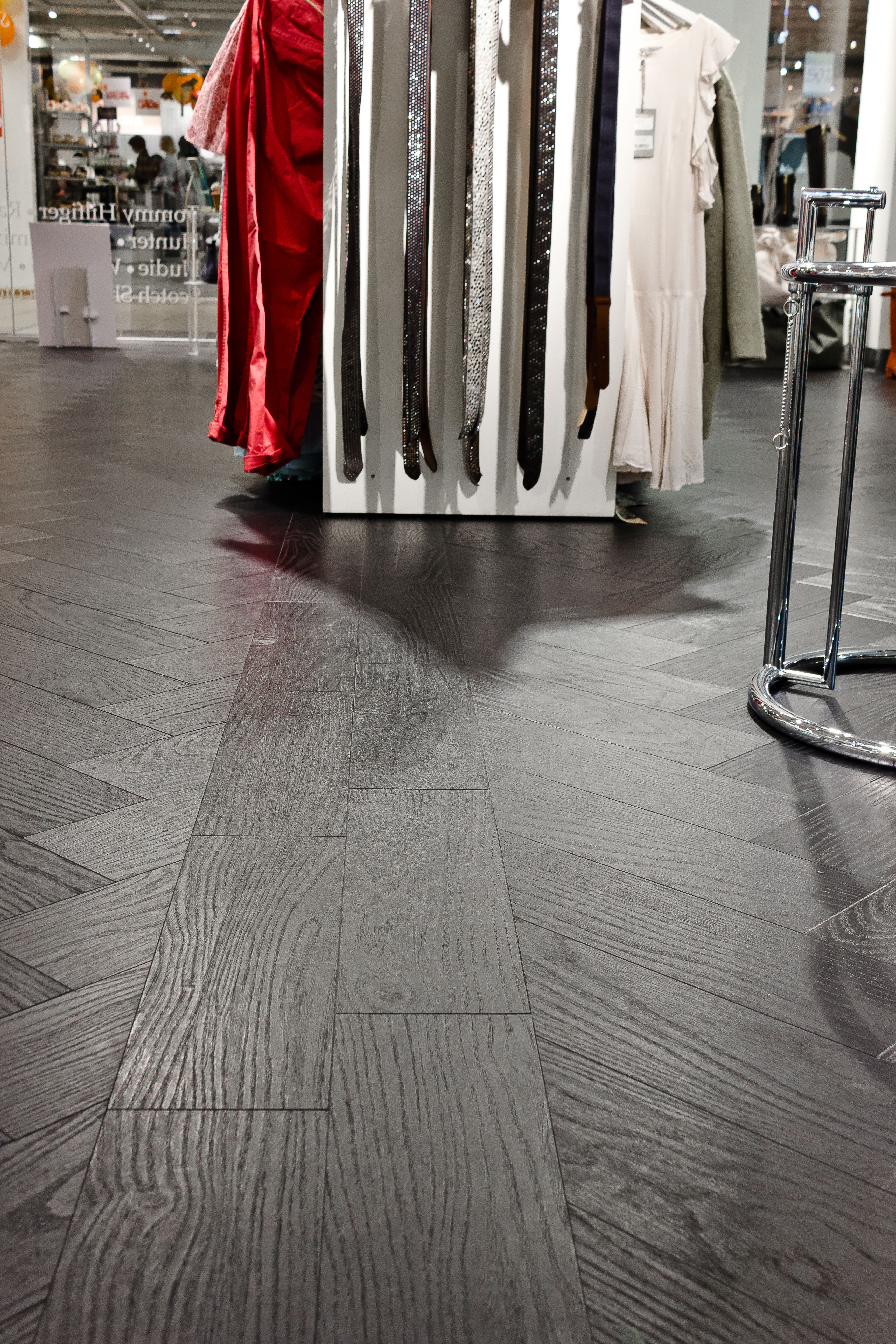 Midt i lokalet er det lagt en bord som bryter fiskebeinsmønsteret. - Jeg har ikke lagt Forbo-gulv før, men det var et godt produkt å jobbe med, sier Bjørn Kristian Anker som har stått for alt byggearbeid i butikken.