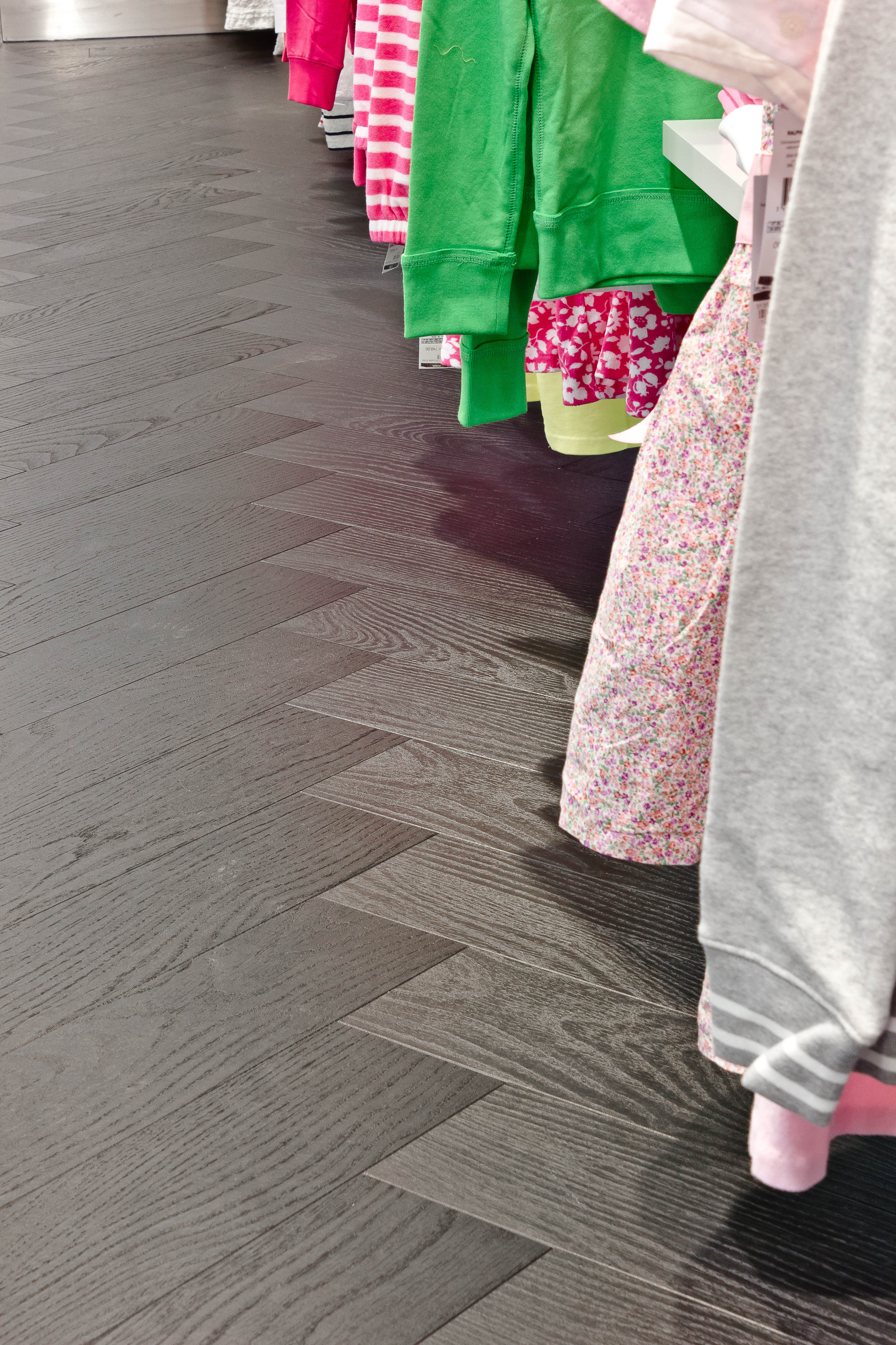 LVT-flisene er lagt i stilig fiskebeinsmønstre. Leggemåten passer godt med utseendet til gulvet, som er kullsort og preget i et tremønster.