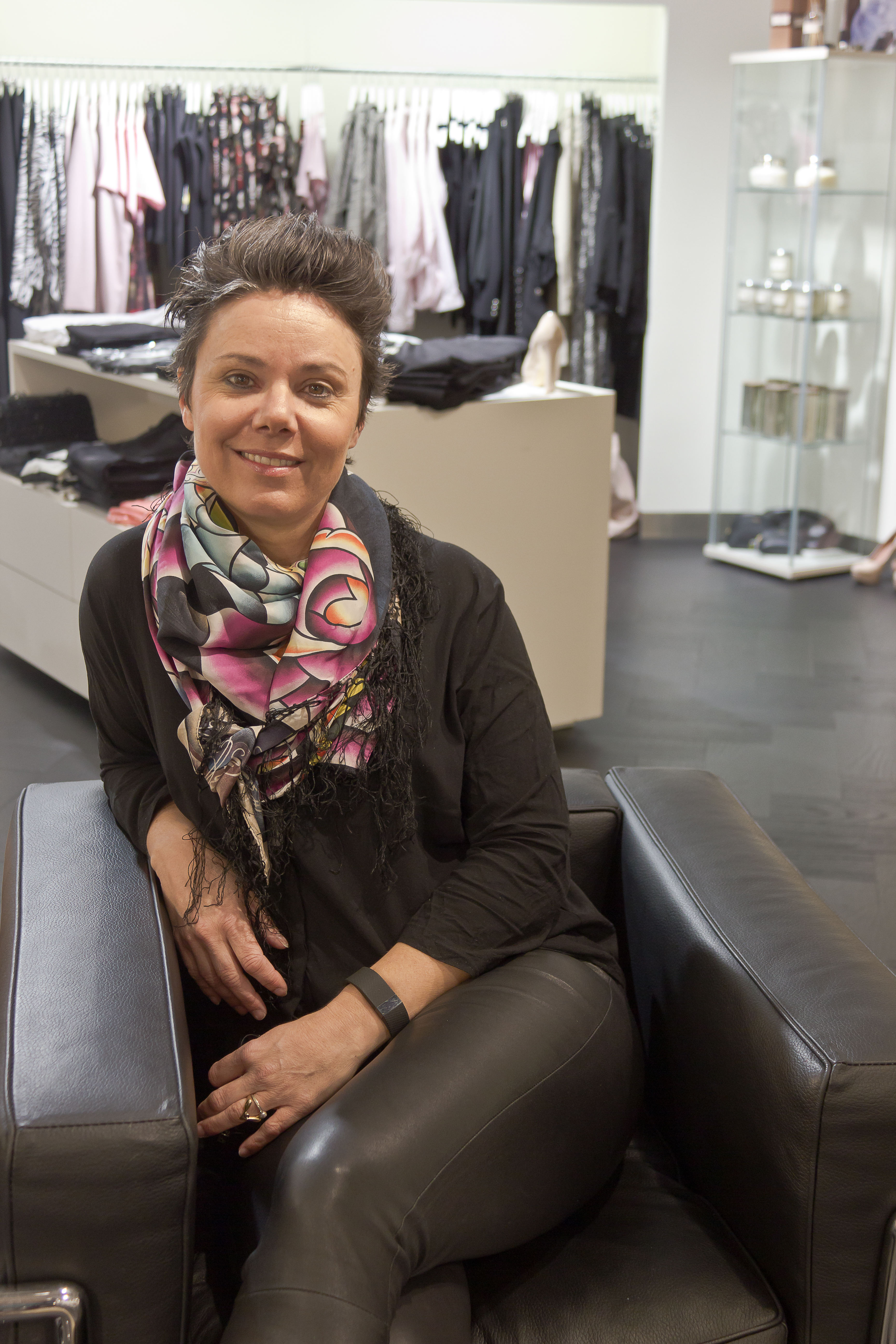 Wenche Ekholm, som eier butikkene sammen med Turid Thomassen er strålende fornøyd med det nyåpnede lokalet.  - Dette er dødskult, sier hun om gulvet. 