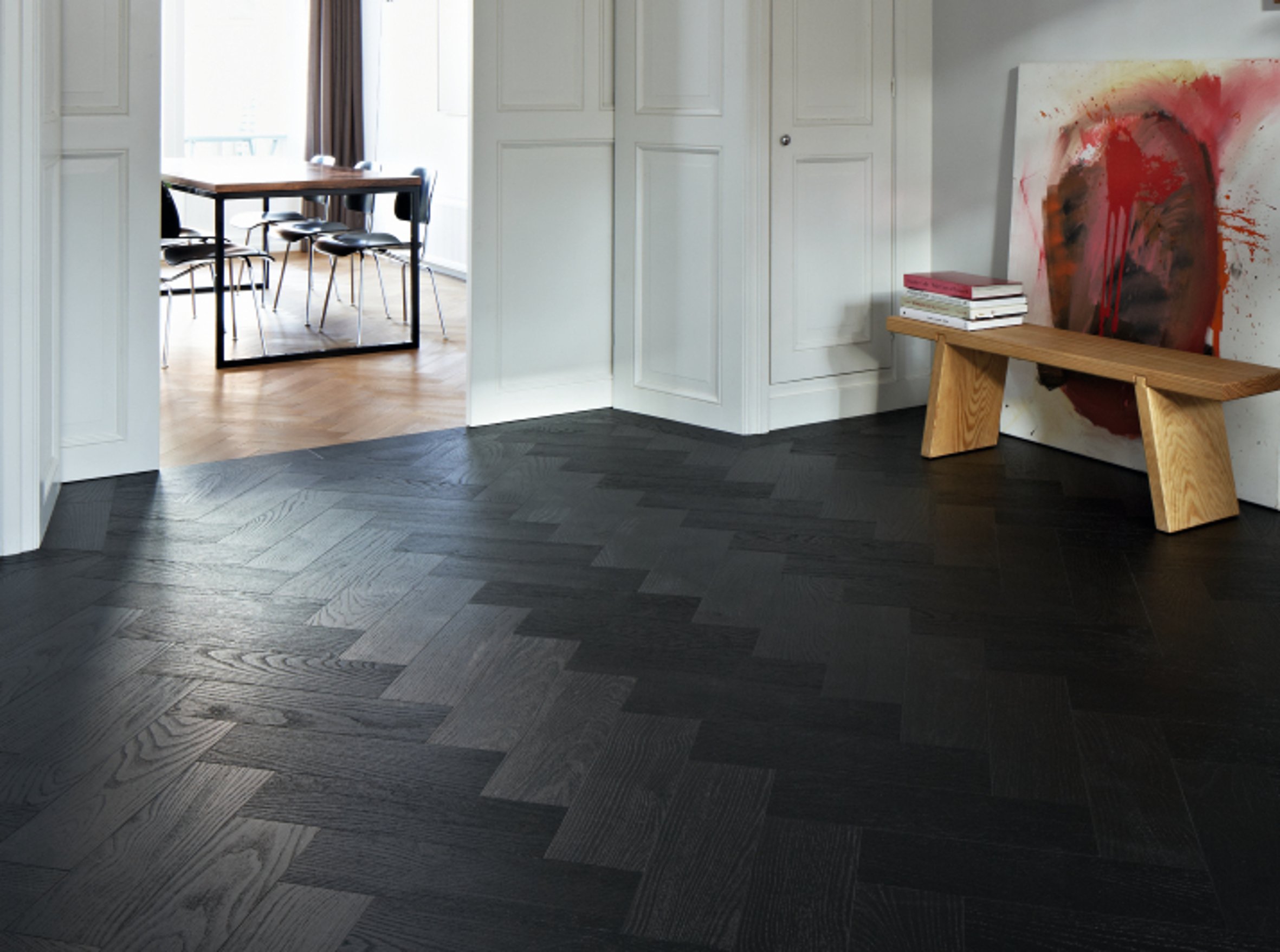 FISKEBEIN:  Fiskebeinsm&oslash;nster er lett &aring; f&aring; til med designgulv. Og siden overflaten er sv&aelig;rt naturtro, ser det ut som et eksklusivt tregulv. Foto: Forbo Flooring