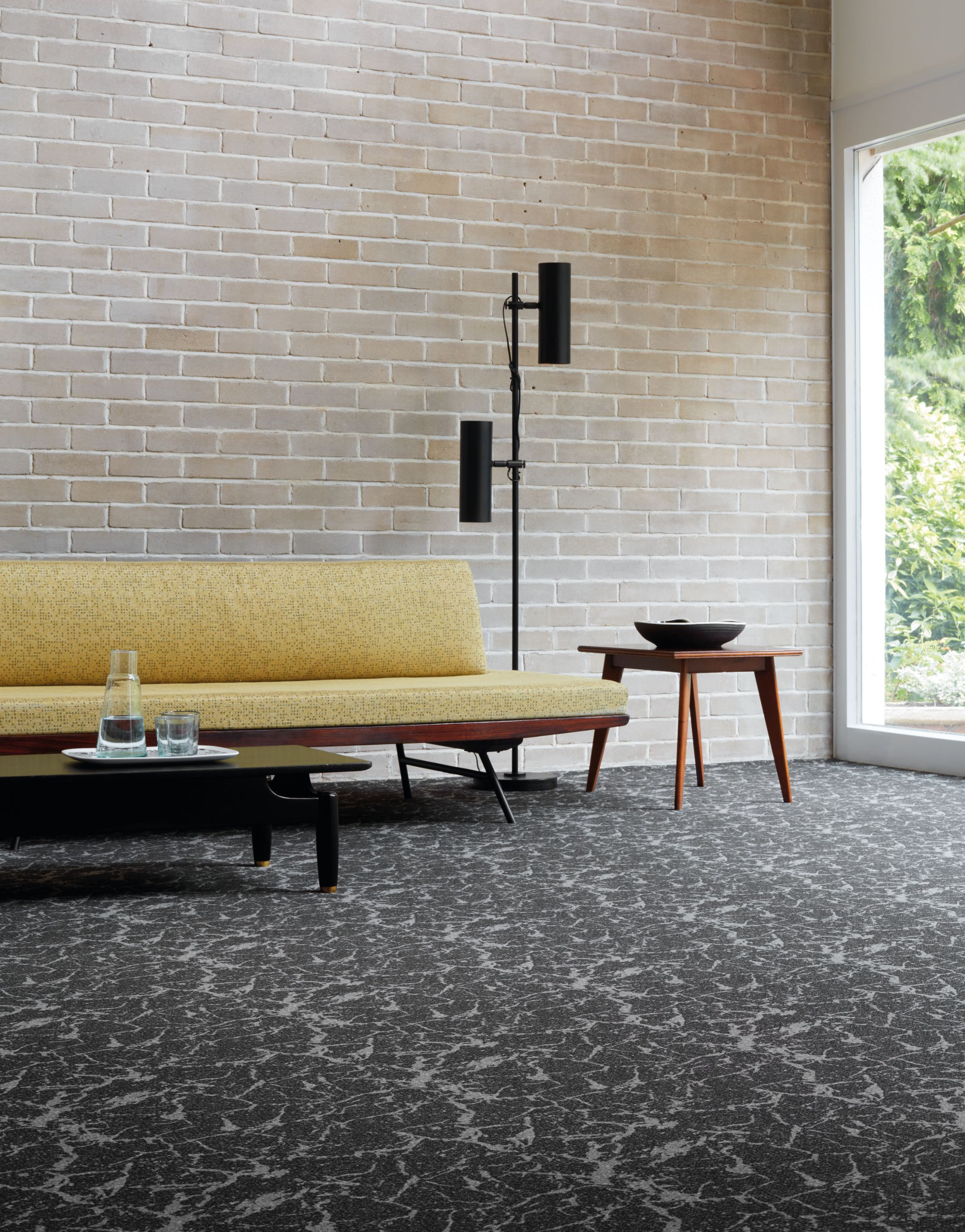 LEIRESPREKKER To gråfarger i mønster av sprukken leire, i design Onyx. 