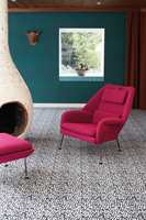 STILIG KONTRAST Rosa møbler er lekkert mot det sort-hvite teppet i designen Quartz. 