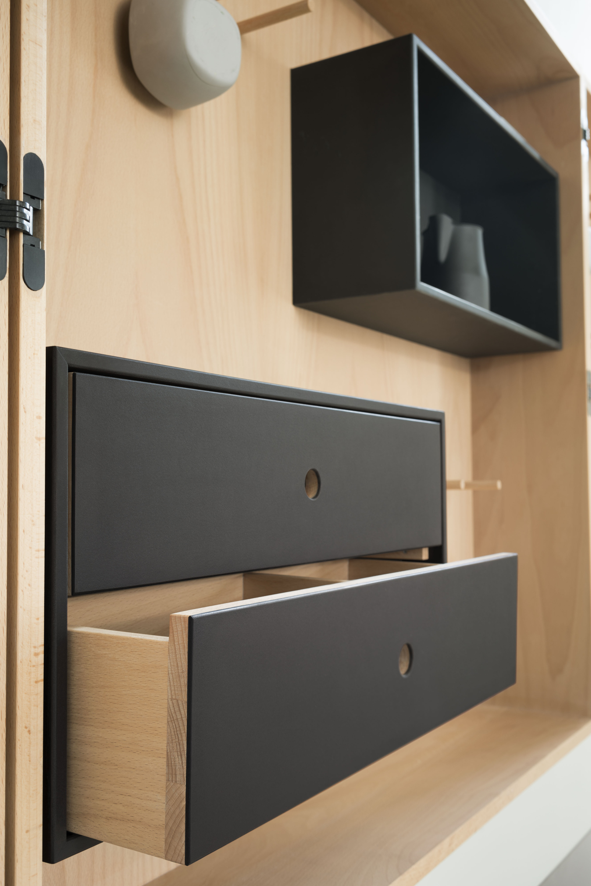 FINE KUTT: Møbellinoleum kan brukes på mange ulike typer underlag, og er enkelt å montere med lim. For å få kantene fine, bør en håndverker formskjære belegget. (Foto: Forbo Flooring)