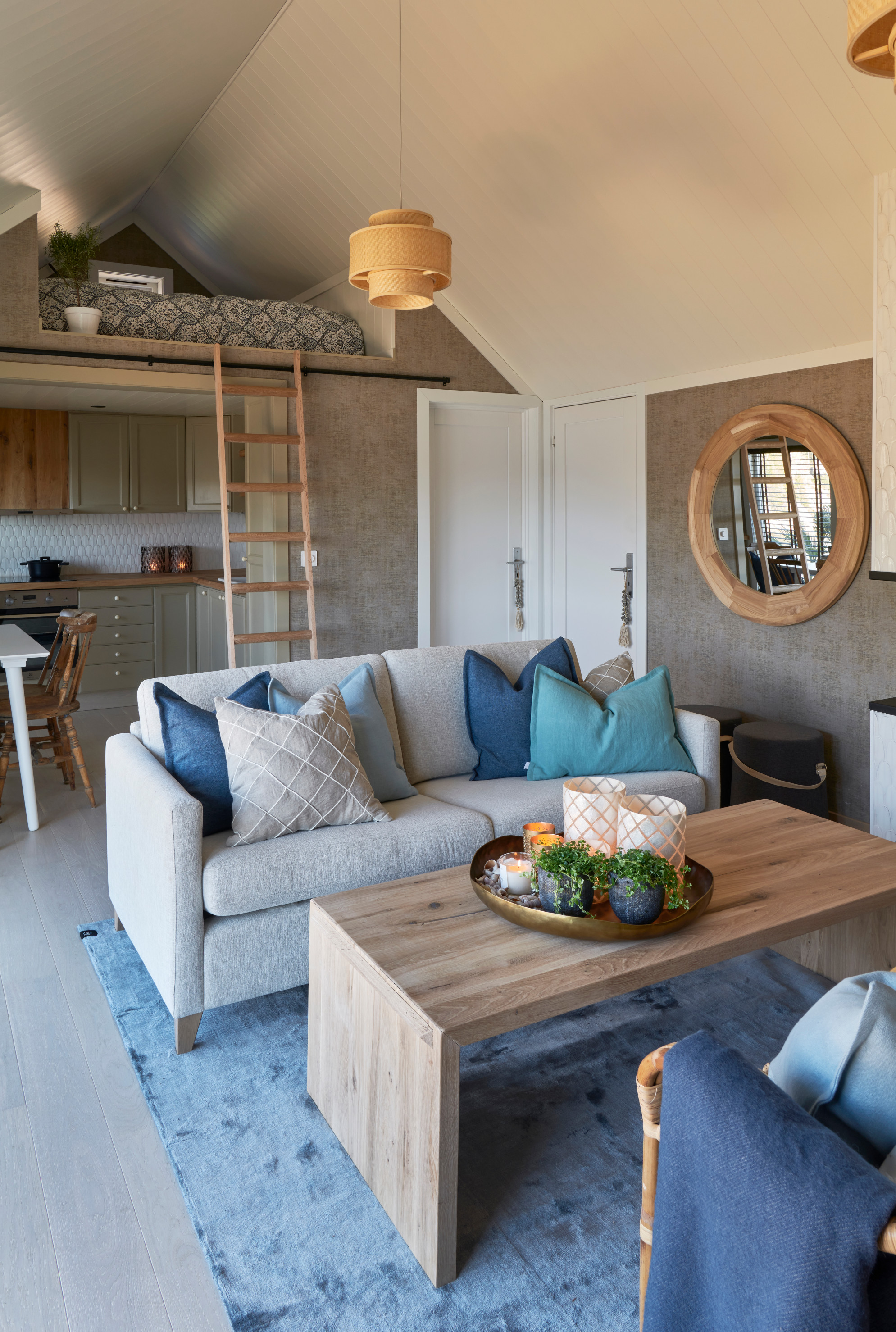 Stue med blått teppe på gulvet