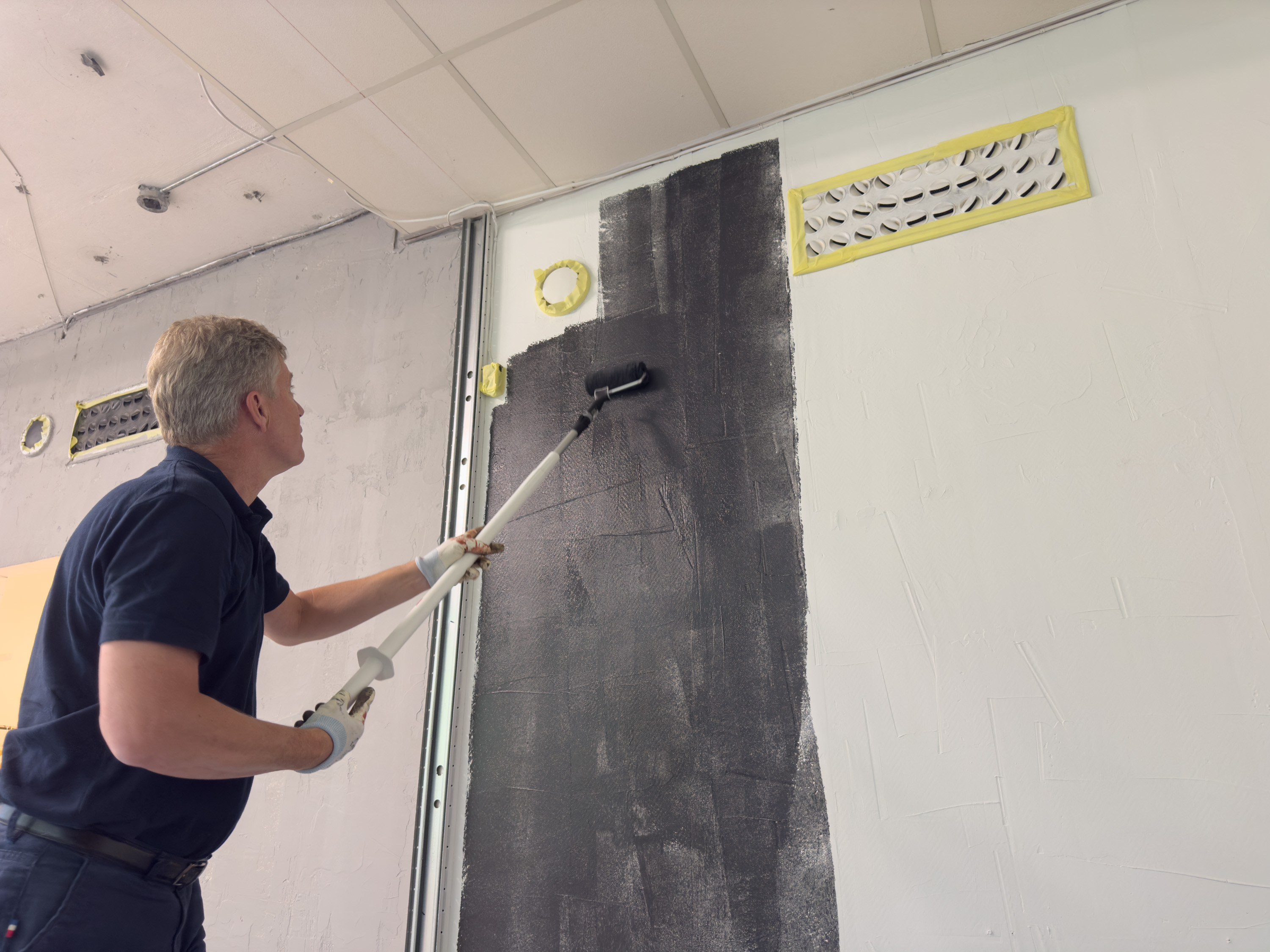 Pieter Spilling maler med forlengerskaft