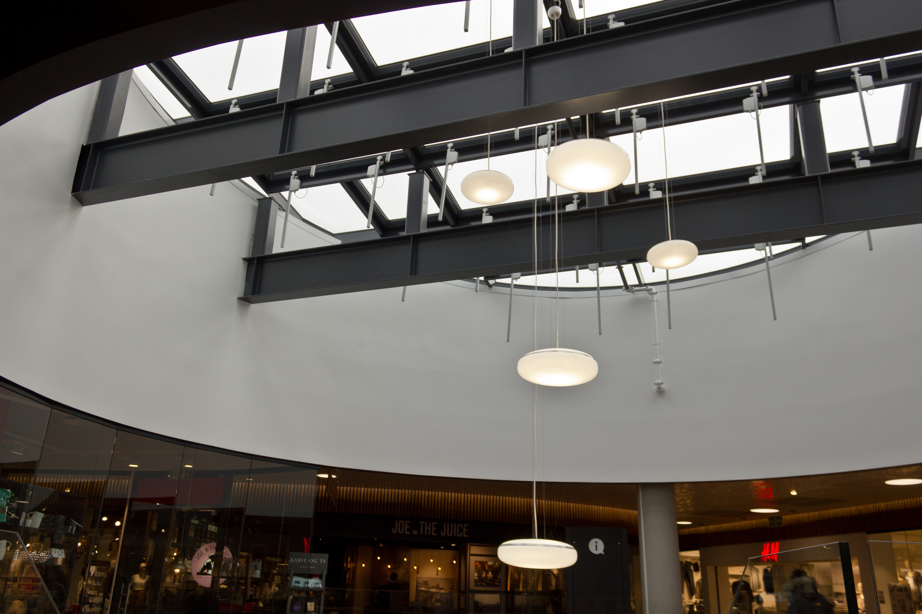 BECKERSMALING: Fellesarealene på senteret er malt med malinger fra Beckers. Deler av de innvendige veggene og fasaden består av granspiler. Gulvene i handlegatene er av massiv eik eller flislagte.