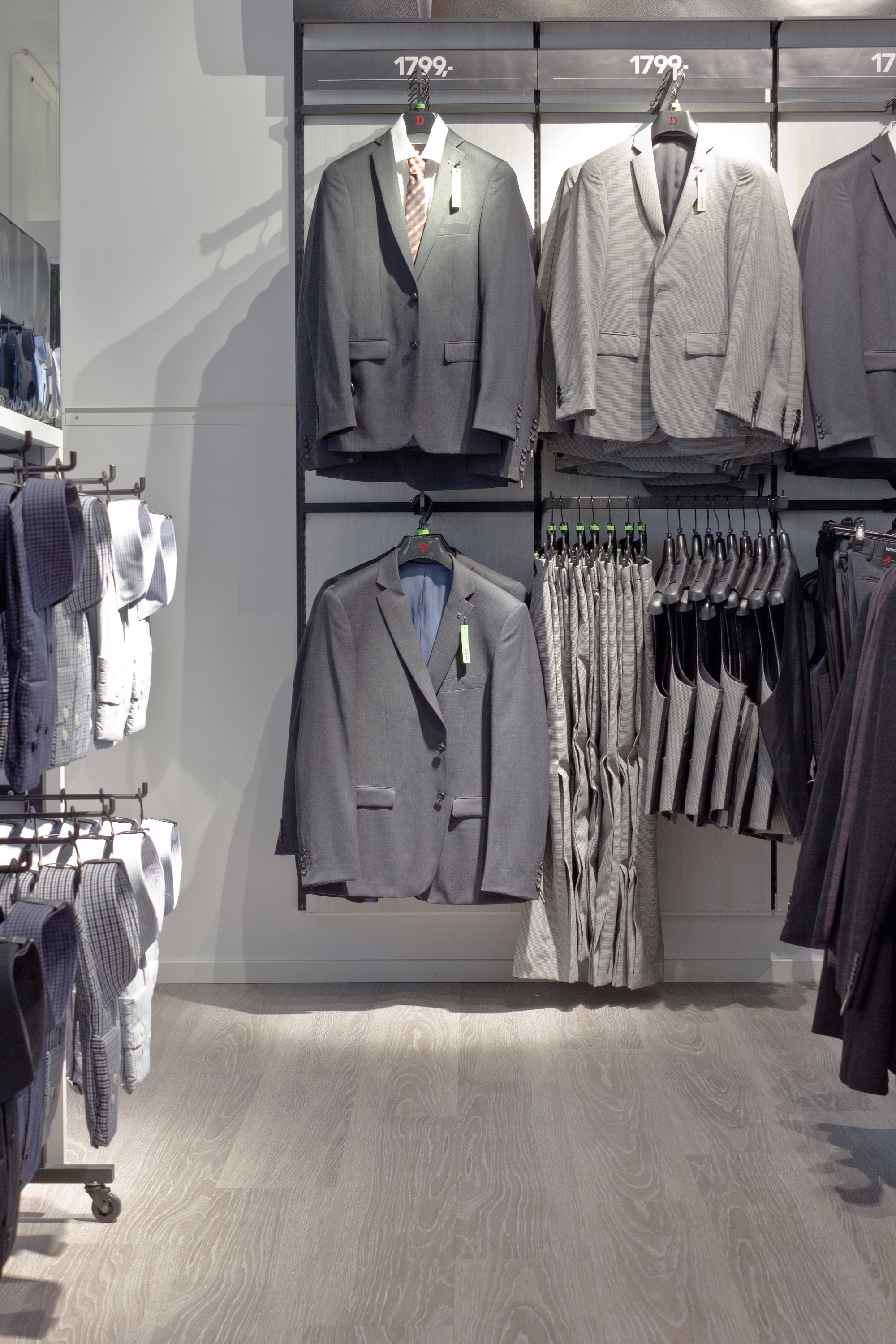 FÅR SKRYT: Ekspeditøren i butikken skryter av belegget og er meget godt fornøyd med både utseende, egenskaper og vedlikeholdsvennlighet.