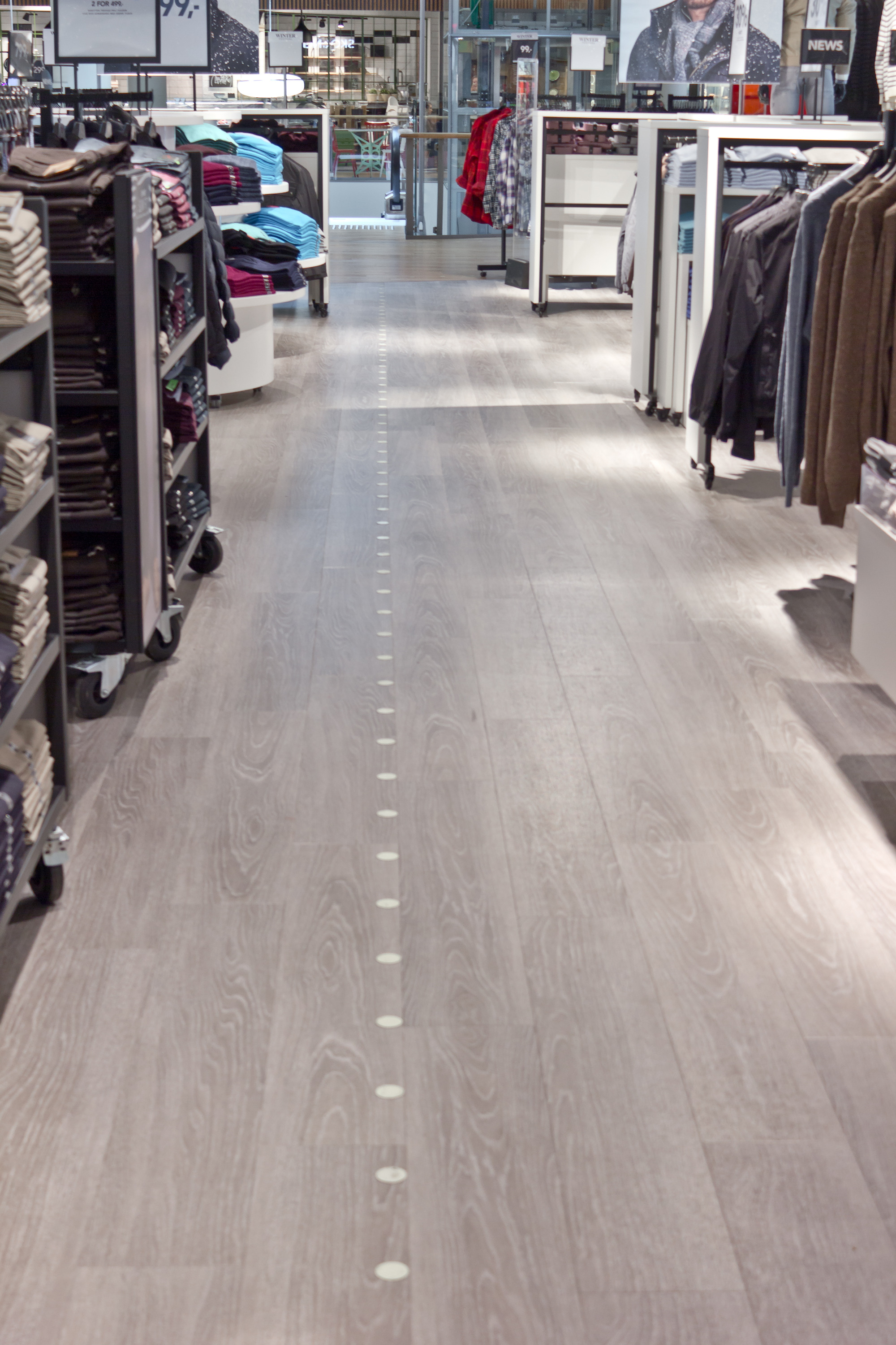 EIKELOOK: Til Dressmann har Polyflor levert Expona Commercial, i fargen 4082 Grey Limed Oak. Gulvet består av LVT-bord i størrelsen 203,2 mm x 1219,2 mm.