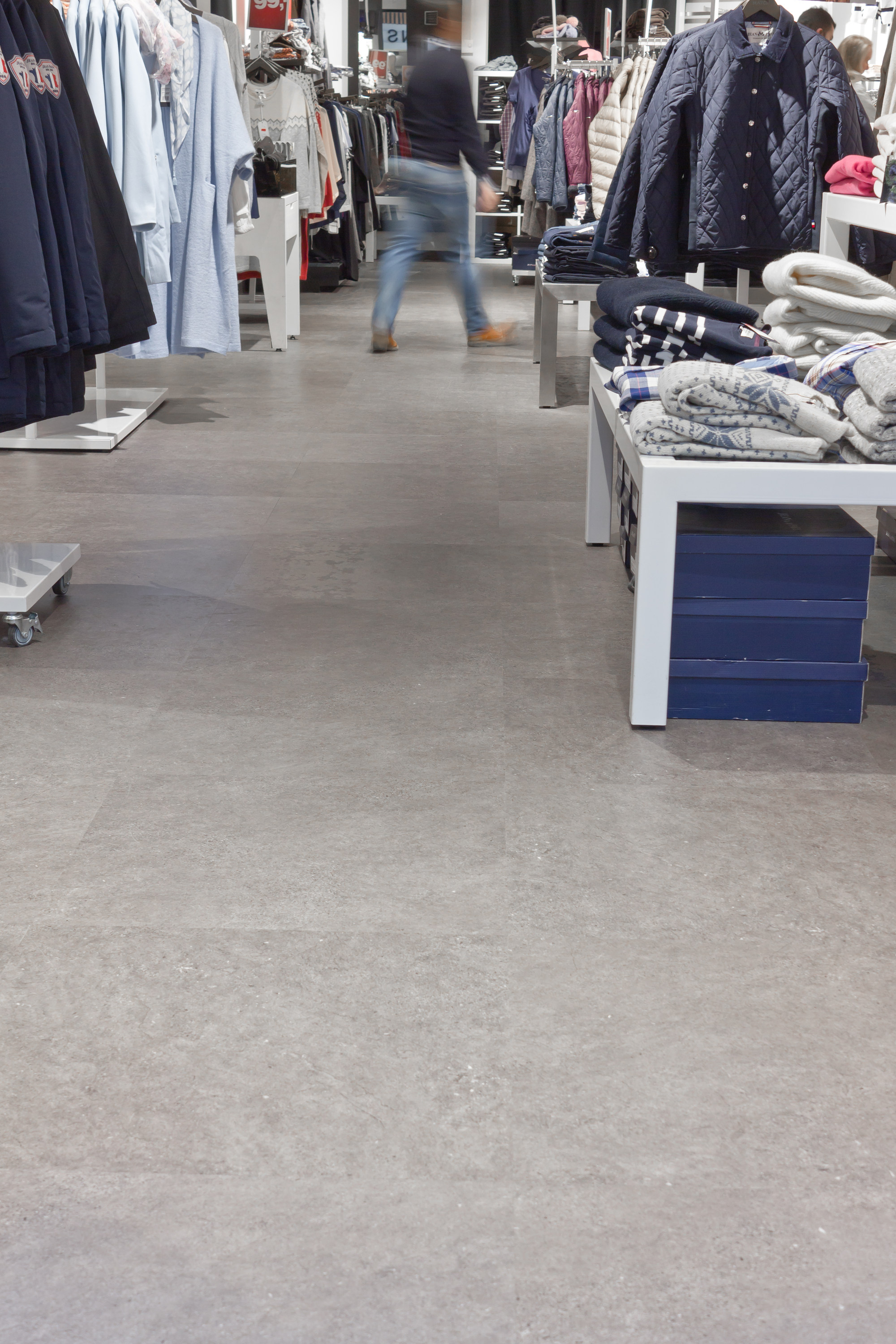 BUTIKKBYTTE: Fargen heter 5069 Dark Grey Concrete. Ved åpningen rommet lokalet en butikk i VIC-kjeden.