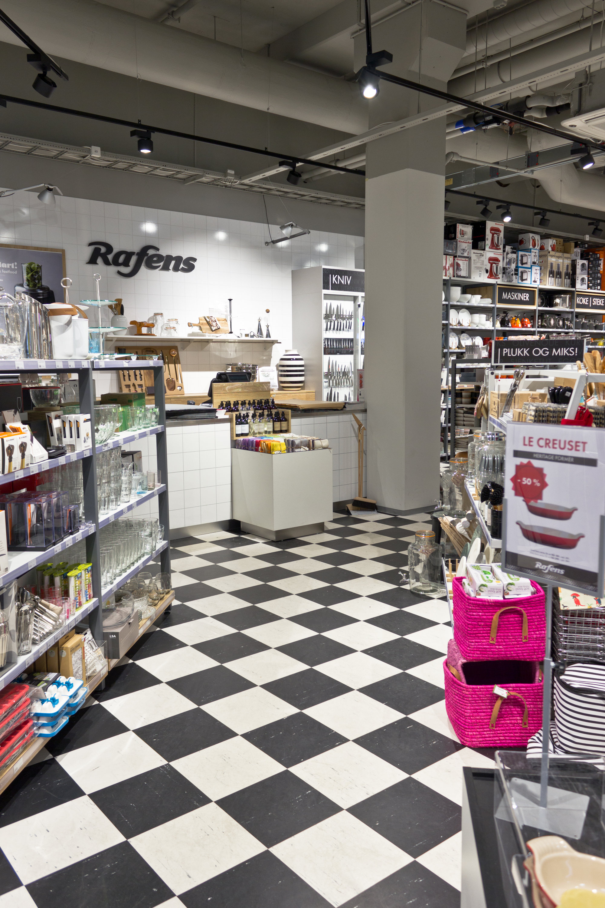 KLASSISK: I kjøkkentilbehørsbutikken Rafens ligger et klassisk rutete gulv i sort og hvitt fra kolleksjonen Polyflex Plus DM.